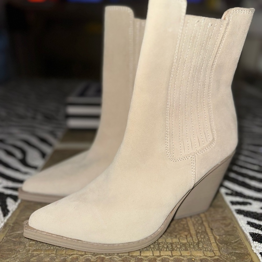 *EUC* Nine West Beige Heeled Suede Boots
Practically brand 🆕